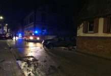 Unfall: Drei Autos, Hauswand und Gartenmauer beschädigt