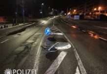 Wer hat die Verkehrsinsel beschädigt? Fahrzeug gesucht!