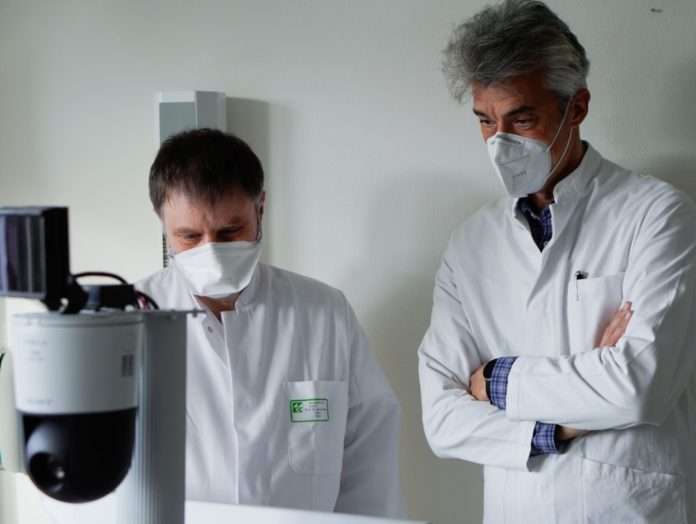 Epilepsie-Ambulanz_Prof. Hammen (l.)_Dr. Landwehr (r.)