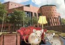 Theatermäuse Annemarie und Lieselotte führen durchs Pfalztheater