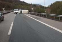 A63/Kaiserslautern, Zu schnell gefahren – Anhänger kippt um