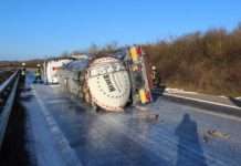 Umgekippter Tanklaster, Milch verteilt sich auf Autobahn
