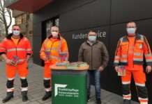 Anerkennung für Bedienstete der Stadtbildpflege – Bildbände der Roten Teufel überreicht