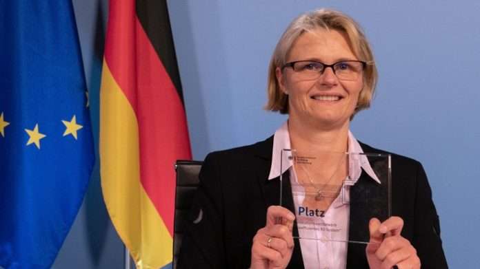 Karliczek: Energiesparsame KI-Chips ausgezeichnet