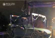 Sportwagen in Schutzplanke gesetzt