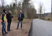 Bremerstraße (zum Bremerhof) bekommt in zwei Tagen einen neuen Belag