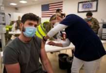 Flugplatz Ramstein versorgt die erste Gruppe von Mitarbeitern des Gastlandes mit COVID-19 Impfstoff