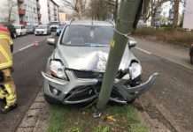 Unfall: Gegen Laternenmast gekracht