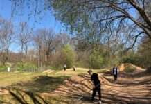 Aufräumaktion am Pumptrack in der Entersweilerstraße – Jugendliche packen im Volkspark mit an