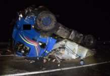 A6, Sattelzug kippt um – Autobahn blockiert