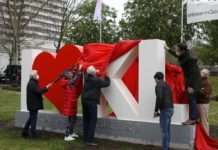 Übergabe der Skulptur „I love KL“ auf der Theaterwiese