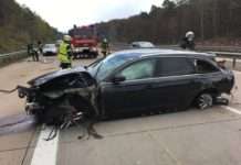 A6/Kaiserslautern, Nach Reifenplatzer in die Schutzplanken gekracht