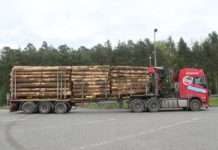 Überladener Holztransporter