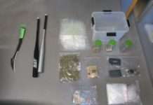 Polizei findet Drogen, Baseballschläger und einen Dolch