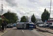 Fahrzeug der US-amerikanischen Militärpolizei überschlägt sich