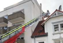 Windböe reißt Teile einer Hausfassade ab