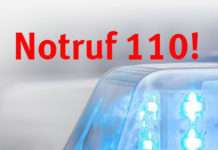 Mann interessiert sich für parkende Autos