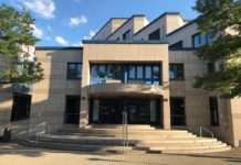 Eingangstür am Arbeitsamt beschädigt – Zeugen gesucht!