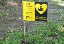 Auftakt zur Aktion Hundekotbeflaggung