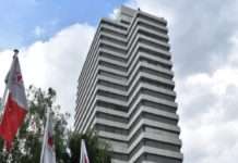 Regenbogenflagge am Rathaus – SWK Wärmespeicher werden in den Regenbogenfarben beleuchtet