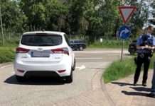 Fahrradfahrer prallt gegen Pkw