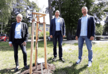 Obstbaum mit Symbolkraft – Sparkasse Kaiserslautern pflanzt Birnbaum an Pestalozzischule