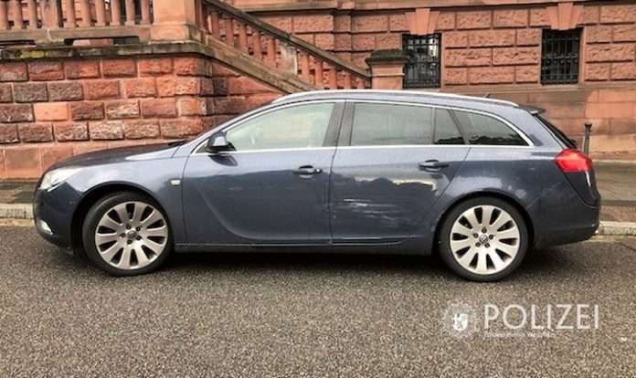 Der Opel Insignia wurde auf der Fahrerseite gestreift und beschädigt.