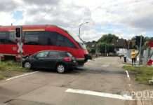 Pkw kollidiert mit Regionalbahn