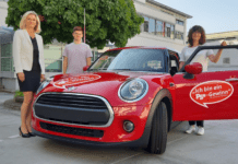 Kundin der Sparkasse Kaiserslautern gewinnt Auto beim PS-Sparen