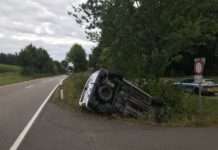 Unfall: Auto landet im Graben