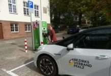 Bezirksverband Pfalz baut sein E-Ladenetz aus – E-Ladesäule an mpk und MHK in Betrieb genommen