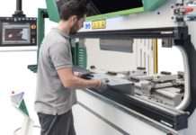 Meisterschule für Handwerker bekommt neue CNC-Abkantpresse