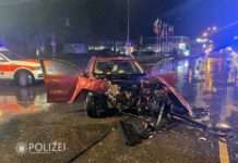 Pkw rammt Polizeistreife im Einsatz