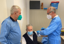 Beigeordneter Peter Kiefer nutzt Impfangebot in der Glockestubb zum Boostern