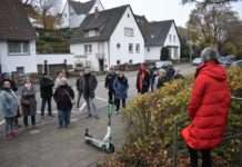 Bürgermeisterin Beate Kimmel mit Anwohner im Stadtgebiet West unterwegs