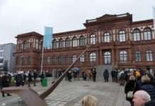 Ein imposantes Werk – Übergabe der Franz Bernhard-Plastik vor dem mpk