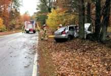 Gegen Baum geprallt – 52-Jährige vom Rettungsdienst ins Krankenhaus gebracht