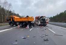LKW auf Absicherungsfahrzeug der Autobahnmeisterei gekracht Fahrer im Fahrzeug eingeklemmt