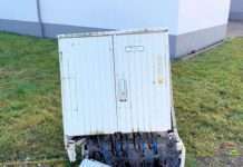 Stromkasten und Blumenkübel beschädigt