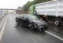 BMW schleudert in Sattelzug