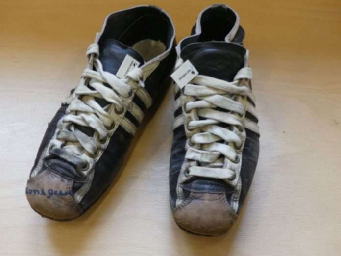 Horst-Eckels-Schuhe-bei-der-WM-1954_Leihgabe-Adidas