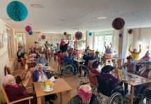 Senioren kommen beim Sitztanz in Schwung