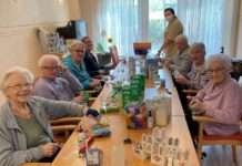 Im Kreativ-Treff des Kursana Domizils entdecken Senioren das Upcycling