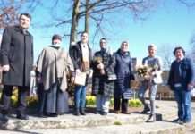 Verein Impuls Orchidee überreicht Blumen zum Weltfrauentag