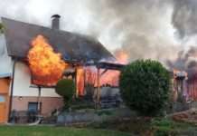 Einfamilienhaus brennt nieder – Feuerwehr verhinderte ein Übergreifen des Feuers