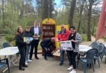 Jugendparlament spendet 100 Bücher an den Bücherschrank im Zoo