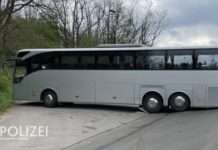 Ein Bus hat sich am Montagvormittag in Otterberg festgefahren