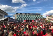 Tausende Fans feiern den Zweitligaaufstieg ihres FCK in Kaiserslautern