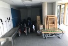 Ukrainische Kinder mit körperlicher Beeinträchtigung erhalten Rollstühle und Pflegebetten