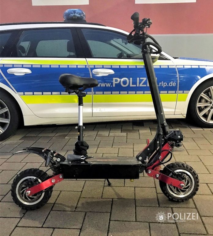 pol-ppwp-e-scooter-fl-chtet-vor-kontrolle